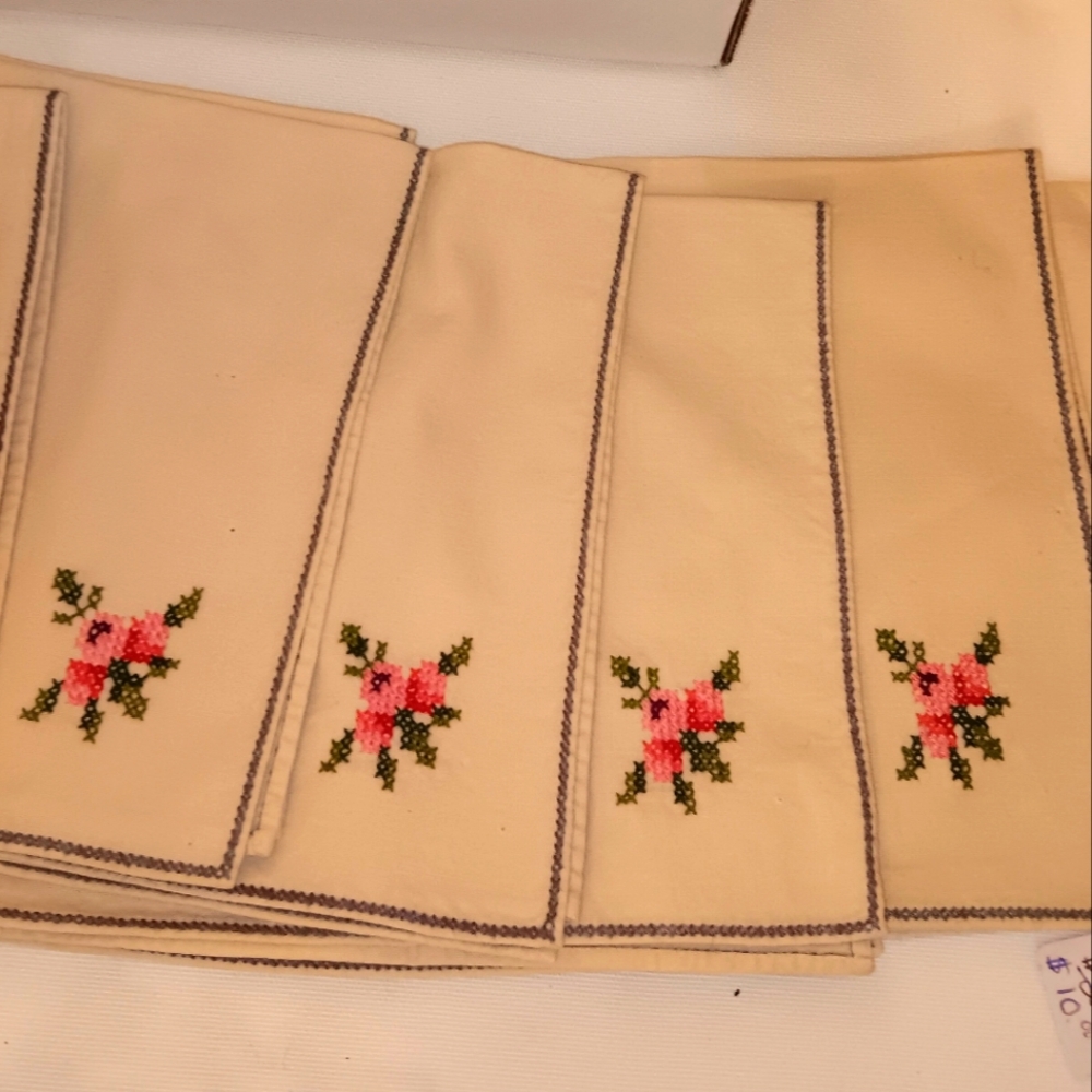 Floral Embroidered Napkin Set